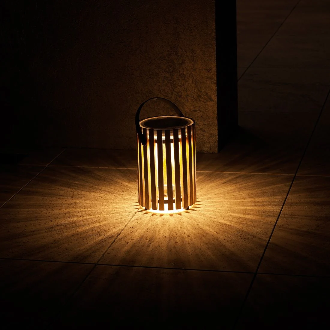 Solcellelampe Star liten aluminium/teak dimmbar - Solpuri - Image 4